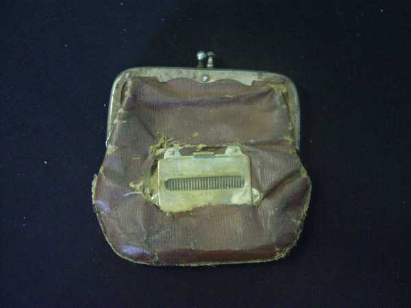 Tobacco pouch, 'Grenada' badges, Royal Artillery buttons and cap badge (1)