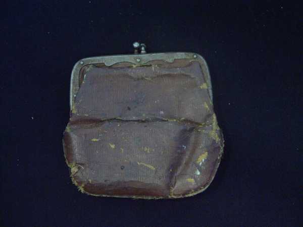 Tobacco pouch, 'Grenada' badges, Royal Artillery buttons and cap badge (2)