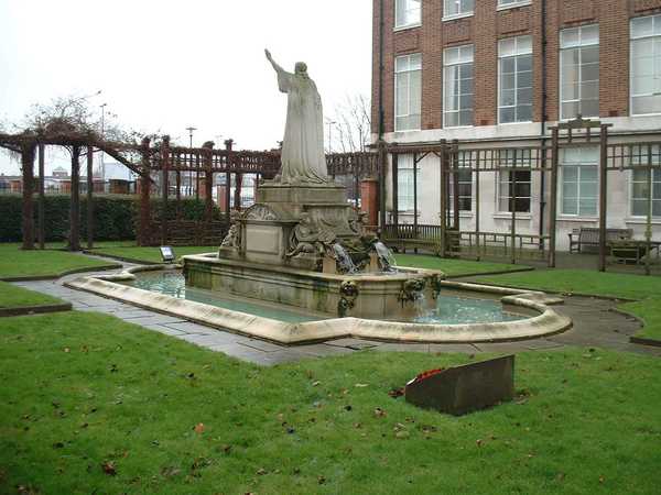 Memorial to the Fallen outside Reckitt & Son's Office, Hull (6)