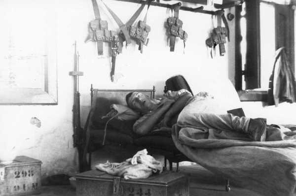Charles Hampson, Photograph of a bunk in the barracks (2)