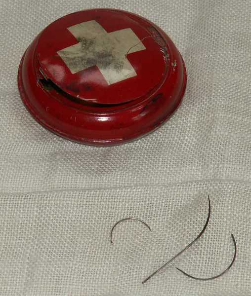 Medical needles for stitching wounds, in a tin (1)
