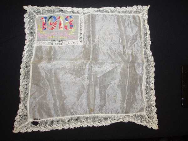 Silk handkerchief with embroidered motto '1918 Souvenir de France' (1)